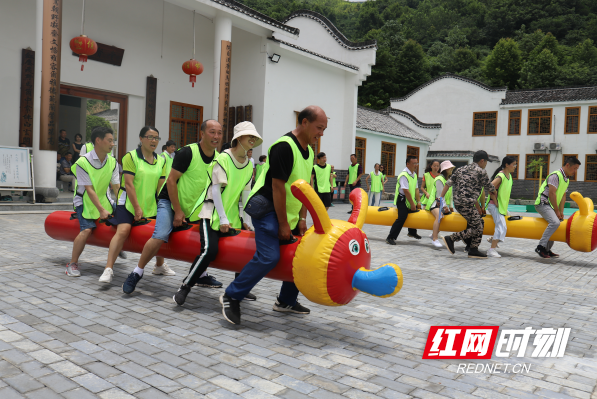 3-学员们正在进行户外拓展训练 - 迷你看图王.bmp