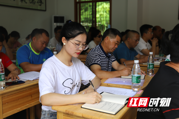 2-2学员们正在认真听课.bmp