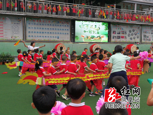 齐心协力赛龙舟.jpg