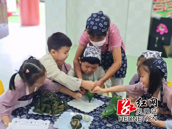 动手包粽子，体验传统手艺.jpg