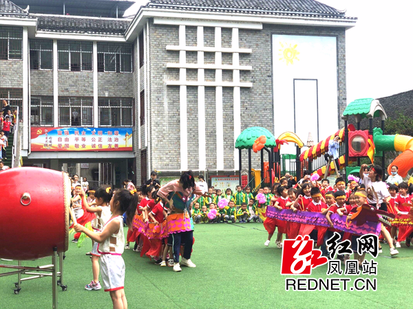 赛龙舟现场热闹非凡.jpg