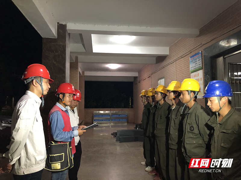 工作人员利用晚上时间赶进度。_副本.jpg