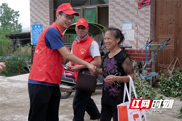 武冈团市委：走访慰问传真情 排忧解难显爱心_副本.jpg