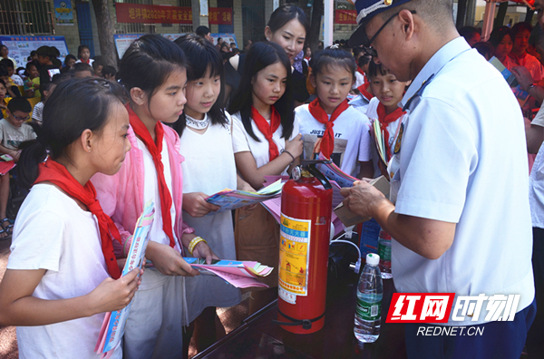 与学生互动讲解灭火器使用方法等知识.jpg