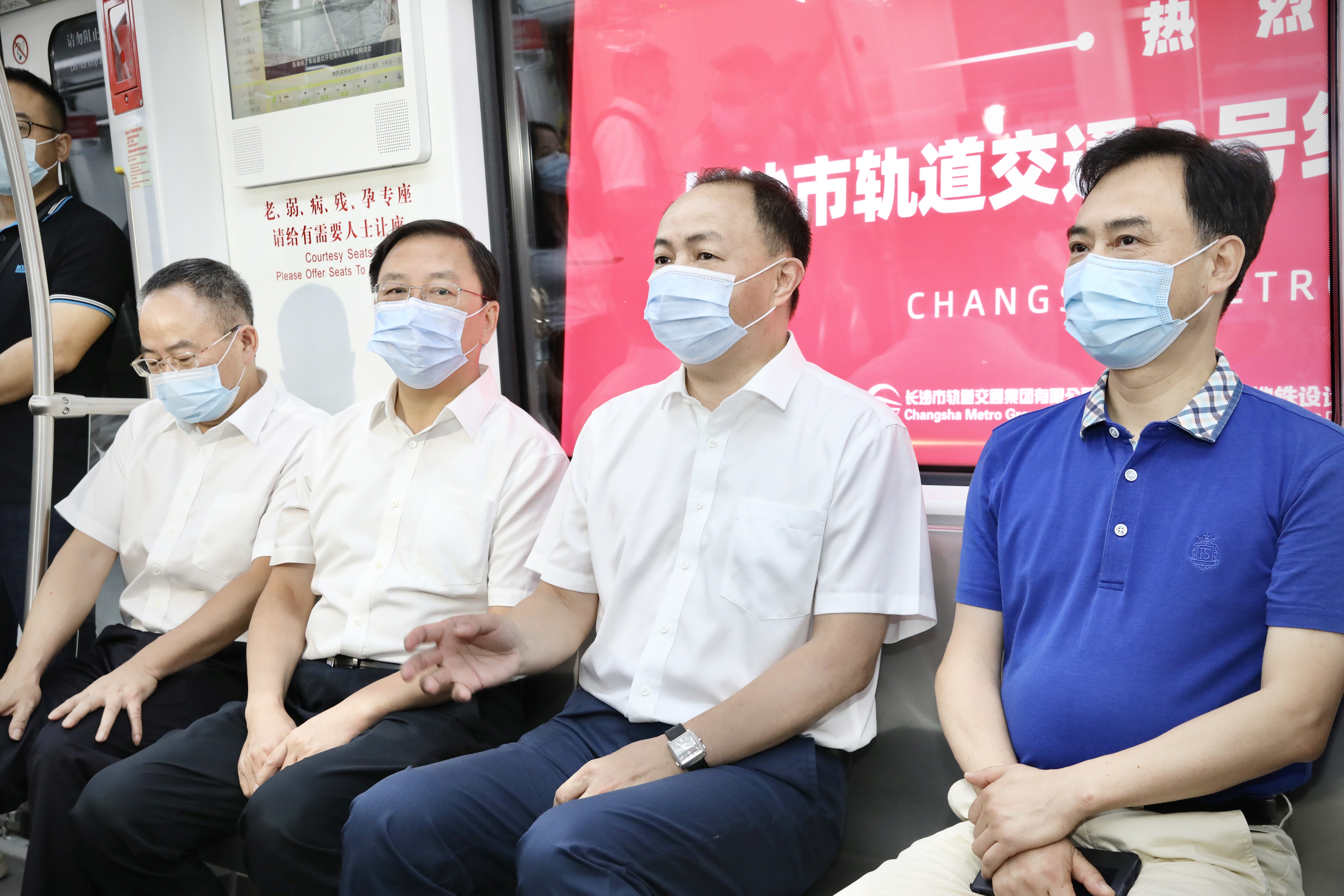 郑建新登上试运行列车，沿途察看地铁场站及线路运行和服务保障情况。图片均为刘书勤摄