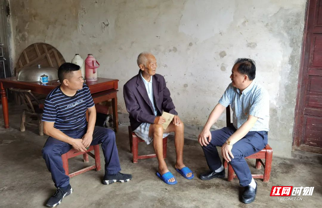 柳叶湖旅游度假区党工委副书记管委会副主任汪泽云慰问七里桥街道东江