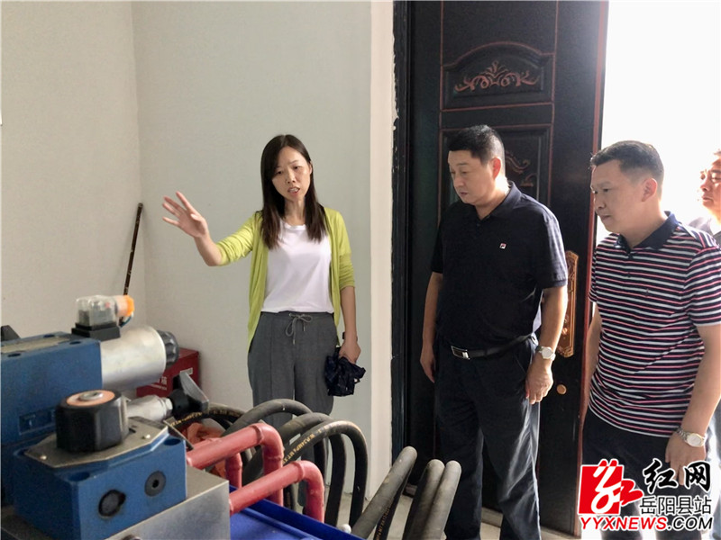 苏红琳察看大坝启闭机房设备.jpg 苏红琳察看大坝启闭机房设备.jpg