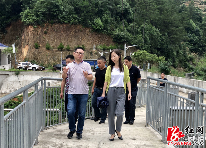 苏红琳沿河岸仔细察看周边环境.jpg 苏红琳沿河岸仔细察看周边环境.jpg