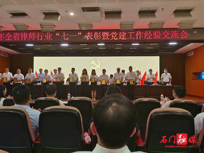 获奖人员合影（右二为喻世生）.jpg