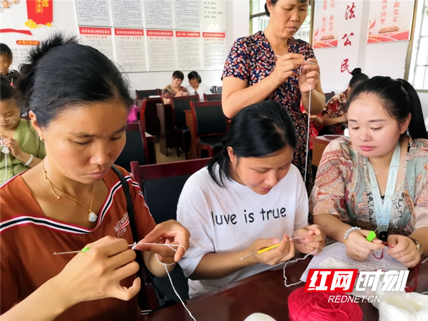 手工编织技能培训 为武冈妇女点亮致富路_副本.jpg