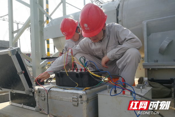 国网湖南供电服务中心的技术人员在建设中的变电站进行高压互感器检测.jpg