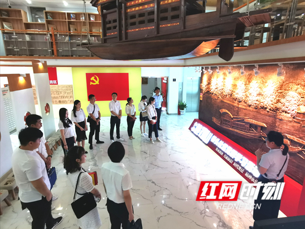 选调生们在新开铺街道桥头社区桥头堡党群服务中心感悟红船精神.jpg