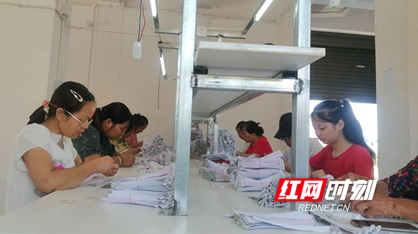 扶贫车间：衡南县相市乡易地扶贫搬迁集中安置点“扶贫车间”.jpg