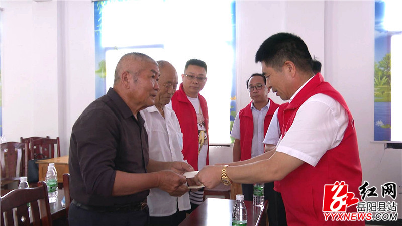 为老党支部书记送去慰问物资.jpg