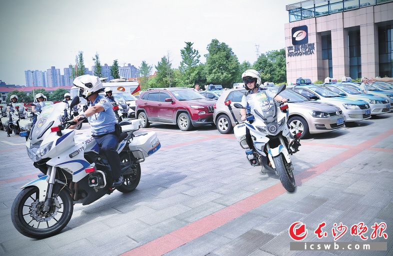 　　高考即将来临，长沙交警和爱心车主已做好送考准备。　　长沙晚报全媒体记者 颜开云 摄