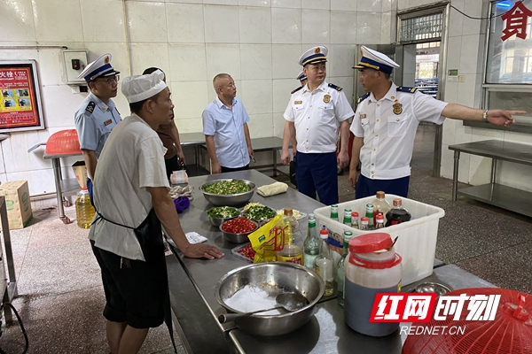 2、执法人员在一中厨房.jpg 2、执法人员在一中厨房.jpg
