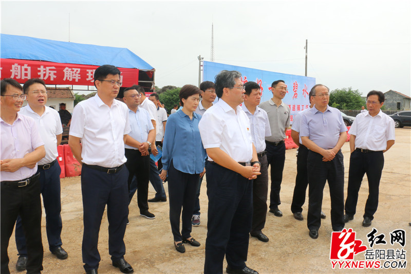 隋忠诚听取相关负责人汇报.jpg