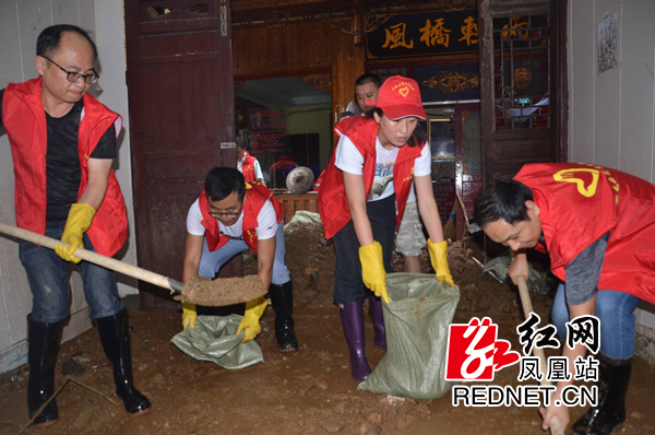 帮助居民清理淤泥.jpg