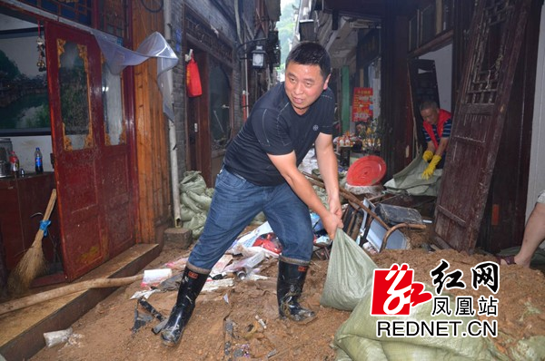 努力清理淤泥.jpg
