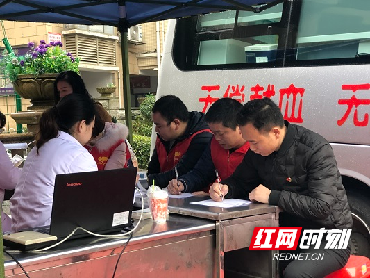 陈头明组织朋友一起献血.jpg