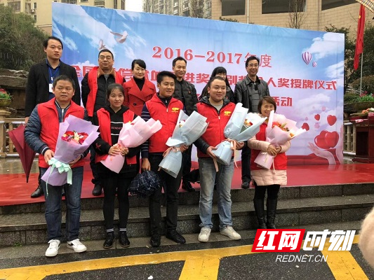 陈头明获得全国无偿献血促进特别奖合影.jpg