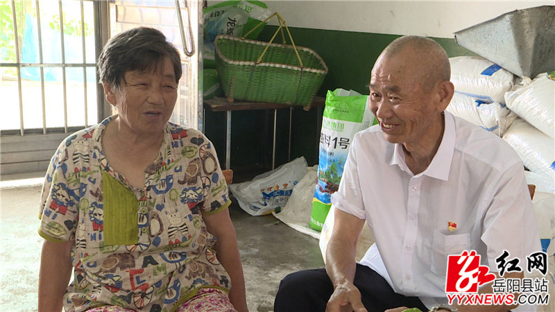 李武升与邻里交谈.jpg