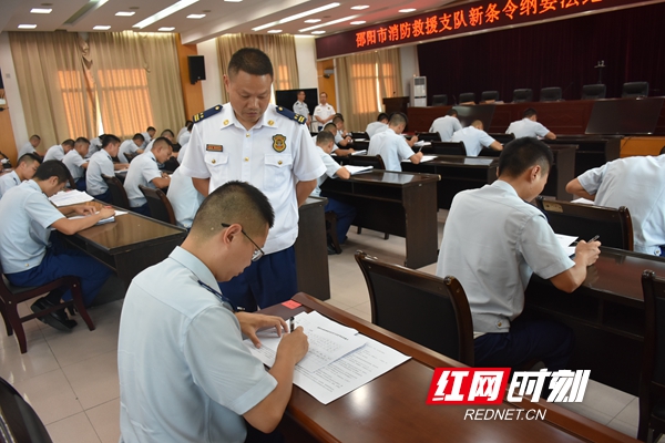 7、李孟军政委监考.jpg 7、李孟军政委监考.jpg