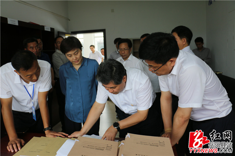 隋忠诚在麻塘办事处查看渔民档案资料.jpg