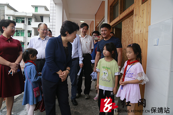 询问卧当小学孩子们学习生活情况.jpg