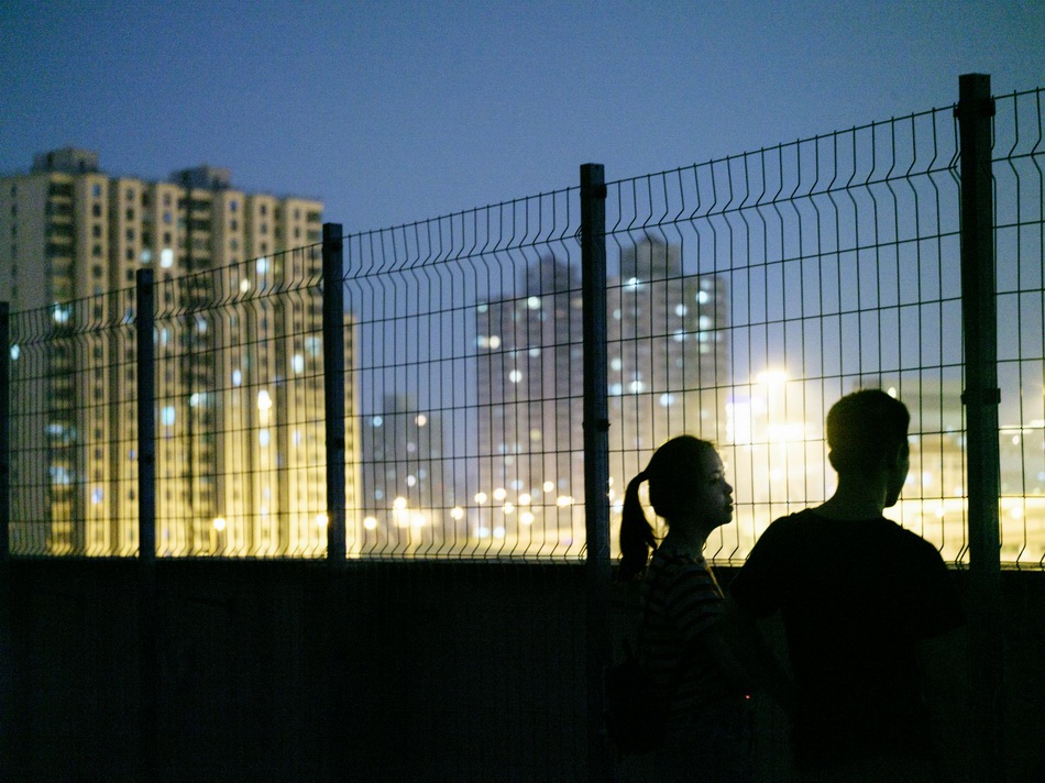 2020年6月1日，上海市中环商圈，一对温州来沪务工的年轻情侣在天台吹风。澎湃新闻记者 周平浪 图