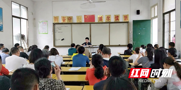 “小老师”向家长作汇报.jpg