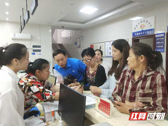 ▲儿子丢失后，李秋连（左四）多次到社区咨询 - 副本.jpg