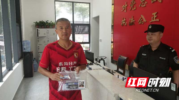 考生家长到警务站领取装有准考证等资料的文具袋。.png