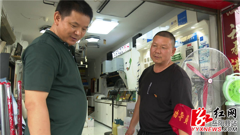 彭握球与商户交谈_副本.jpg