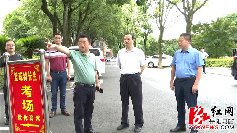 市教体局局长王德华听取相关工作人员介绍_副本.jpg 市教体局局长王德华听取相关工作人员介绍_副本.jpg