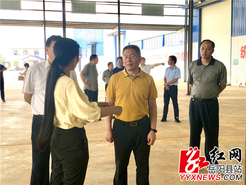 张亦贤一行实地察看了岳阳县丰瑞农机专业合作社生产车间_副本.jpg