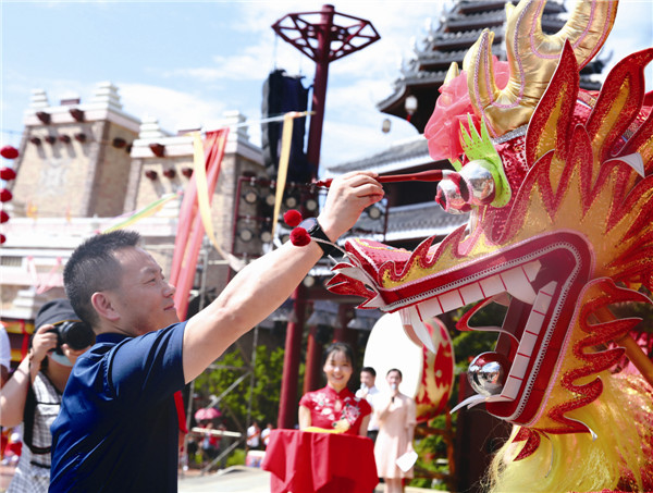 湖南松井新材料股份有限公司董事长凌云剑完成点睛仪式.刘静 摄