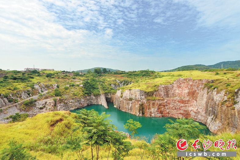 　　↑2013年8月25日，建设前的大王山矿坑积满了雨水。