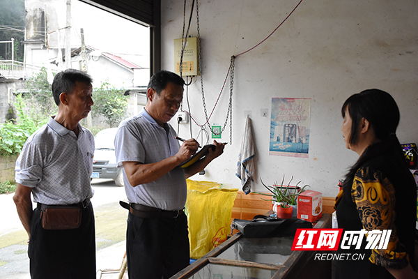 桃江县武谭镇高峰村村支书周杏冬(中)在群众家中走访,听取群众意见建议。.jpg 桃江县武谭镇高峰村村支书周杏冬(中)在群众家中走访,听取群众意见建议。.jpg
