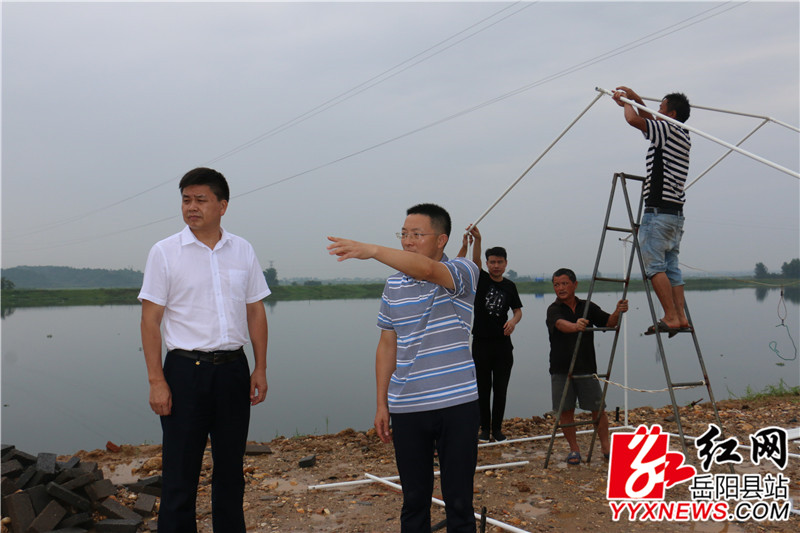曾平原查看三合垸物资储备情况_副本.jpg