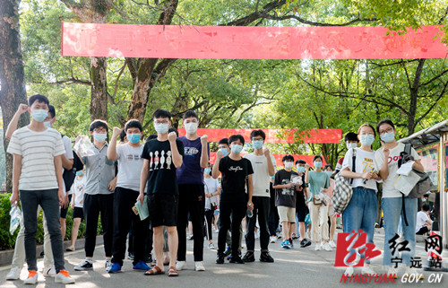 宁远:加油!我们用青春灿烂的微笑“罩”常走进考场迎接挑战3_副本500.jpg 宁远:加油!我们用青春灿烂的微笑“罩”常走进考场迎接挑战3_副本500.jpg