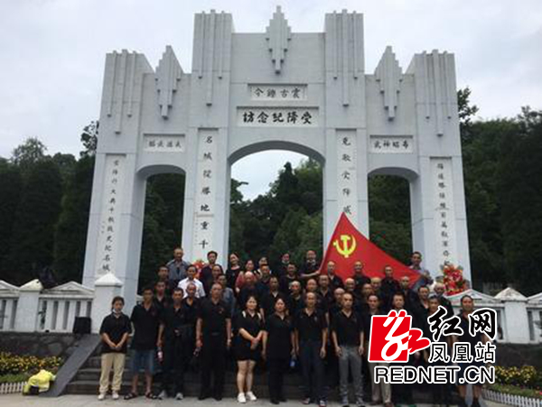凤凰县烟草局强化“支部联建”携手扶贫村党组织决胜脱贫攻坚.jpg 凤凰县烟草局强化“支部联建”携手扶贫村党组织决胜脱贫攻坚.jpg