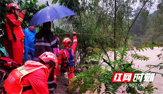 湖南张家界：4人捕鱼被洪水围困 消防横渡营救.jpg