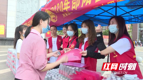 【助力高考】邵阳县开展高考爱心护考志愿服务活动[00-01-01][20200707-112117291].jpg