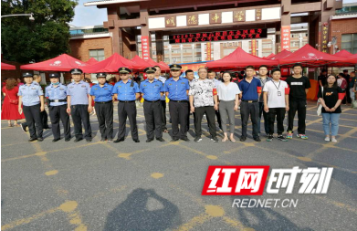 新开铺街道组织执法队员进行护考。.png