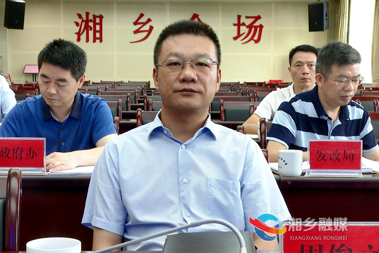 周俊文收听收看电视电话会议.jpg