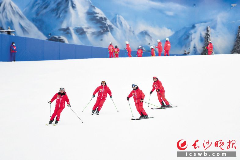 　　欢乐雪域面积达3万平方米，内部有上下两座阿尔卑斯小镇，以雪国缆车和滑索相连，分为娱雪及滑雪区，其中滑雪区拥有一条面积达8000平方米的初中级滑雪道。