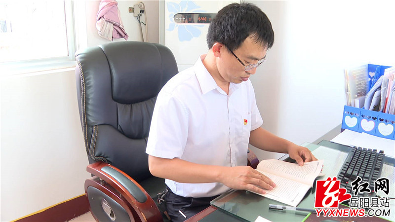 陈拥军办公_副本.jpg 陈拥军办公_副本.jpg