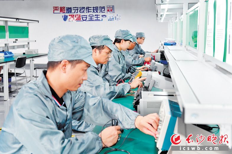　　中大检测集团瞄准打造智能传感产业化项目，从传统检测领域向融合“互联网+”、大数据、人工智能等的新型检验检测产业链转型。 长沙晚报全媒体记者 王志伟 摄