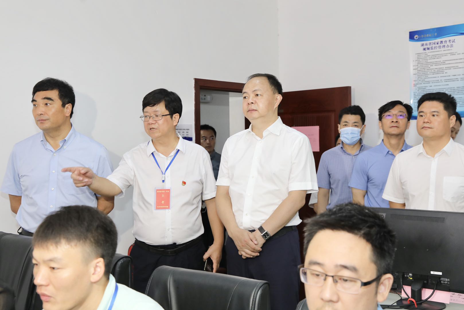 郑建新巡查高考考点监控中心。刘书勤摄 郑建新巡查高考考点监控中心。刘书勤摄